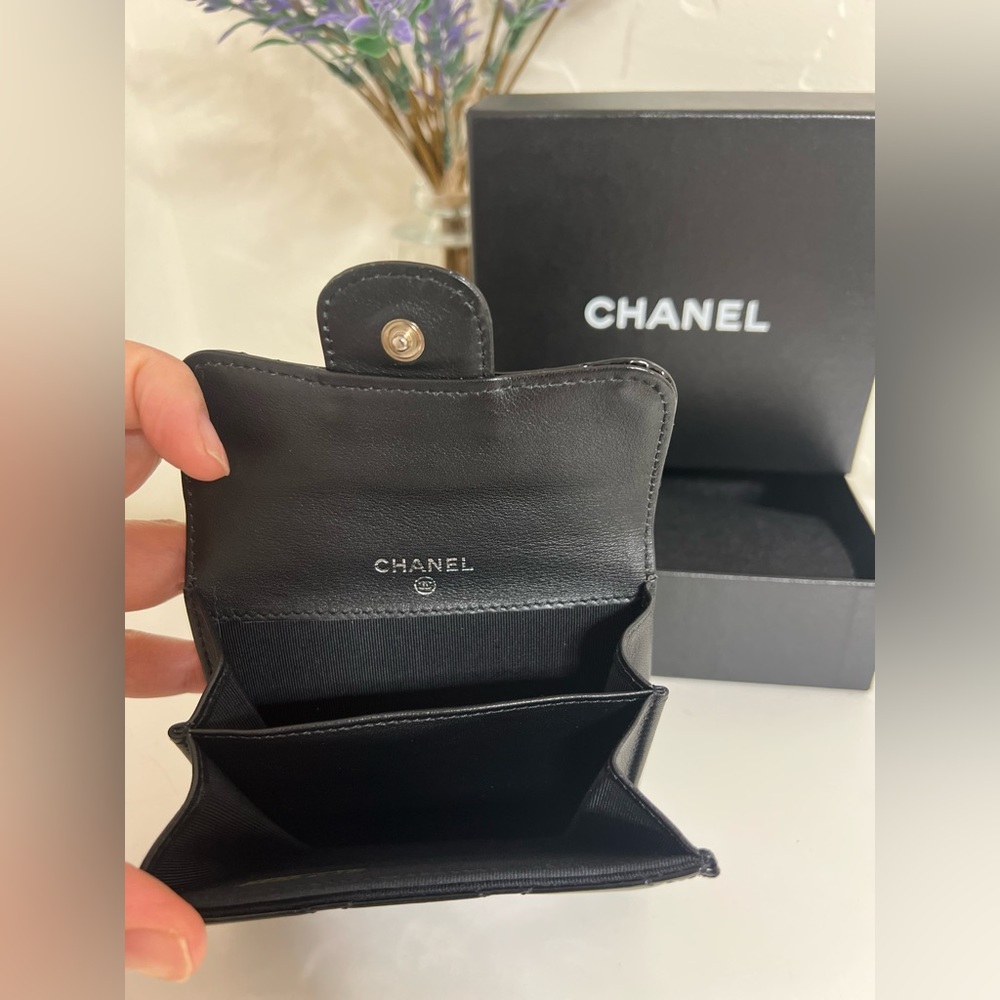 EUC Chanel Compact Wallet in Black Quiled Patent Leather with Silver CC logo - Picture 7 of 11